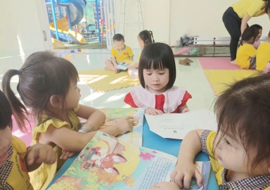Bé đọc sách