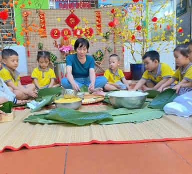 Bé học gói bánh trưng