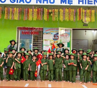 Bé chụp hình 30/4 và 1/5