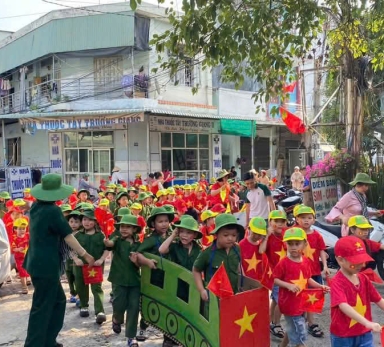 Bé tham gia diễu hành 30/4 và 1/5