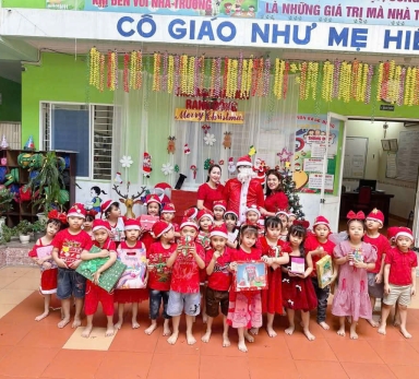 Bé vui chơi trong dịp giáng sinh