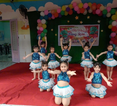 Bé vui hội trăng rằm