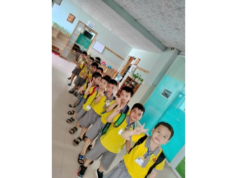 Em là học sinh lớp lá