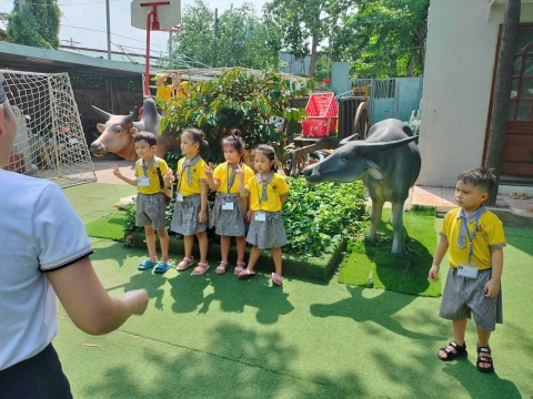 Em là học sinh lớp lá