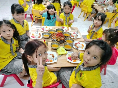 Em là học sinh lớp lá